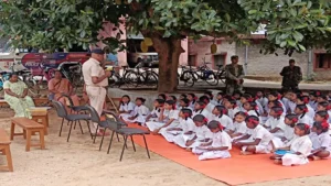 खाकी में गुरुजी! खूंटी पुलिस ने संभाली क्लास, बच्चों को सिखाया मानव तस्करी और बाल विवाह के खिलाफ लड़ना