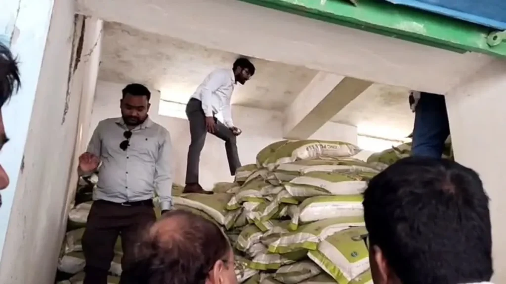 Koriya News: खाद वितरण में बड़ी धांधली, कोरिया में सील गोदामों के स्टॉक में मिली भारी गड़बड़ी