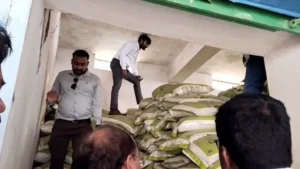 Koriya News: खाद वितरण में बड़ी धांधली, कोरिया में सील गोदामों के स्टॉक में मिली भारी गड़बड़ी