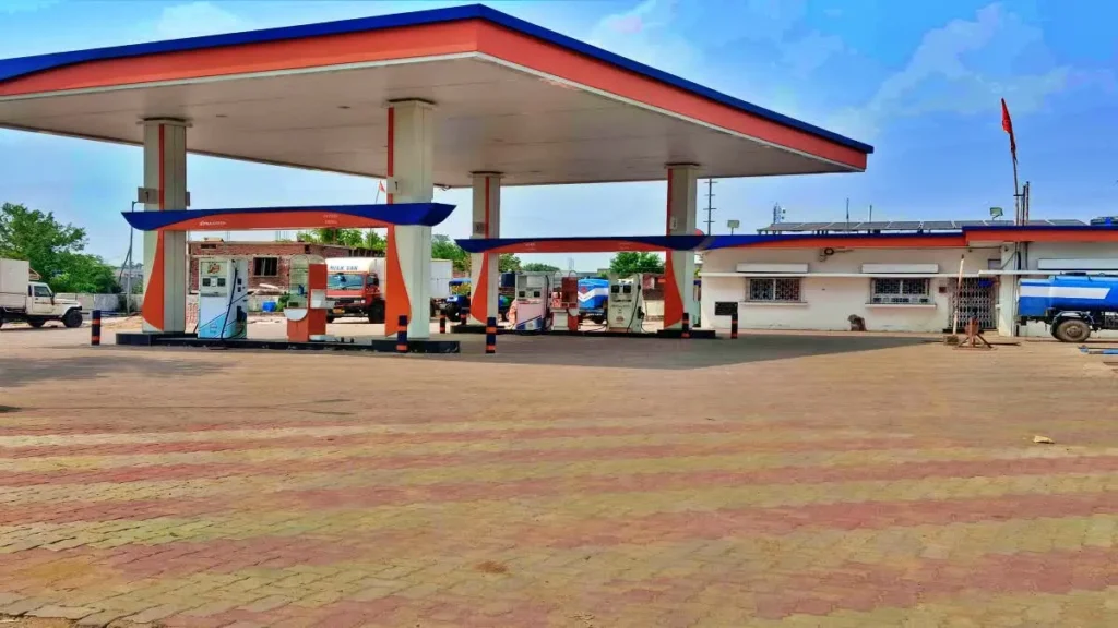 लातेहार में हाहाकार! पेट्रोल पंपों पर लटका ताला, कहीं खत्म हुआ स्टॉक तो कहीं मिल रहा सीमित तेल; बढ़ी मुसीबत