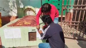 KGMU Lucknow: किंग जॉर्ज मेडिकल यूनिवर्सिटी में 6 मजारें अवैध घोषित; प्रशासन ने बुलडोजर कार्रवाई के लिए पत्र लिखा
