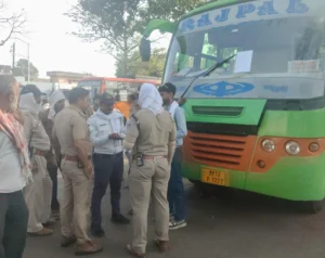 RTO और यातायात पुलिस की बसों पर बड़ी कार्रवाई, 52 वाहनों से 92,500 रुपये जुर्माना वसूला