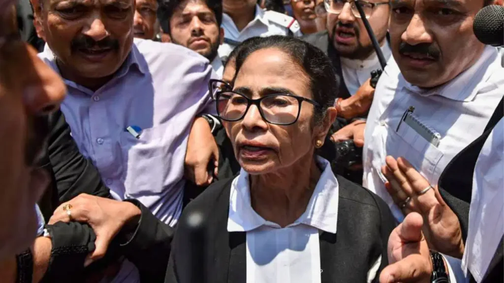 कलकत्ता हाई कोर्ट में काला कोट पहनकर पहुंचीं ममता बनर्जी, बार काउंसिल ऑफ इंडिया ने स्टेटस पर उठाए सवाल