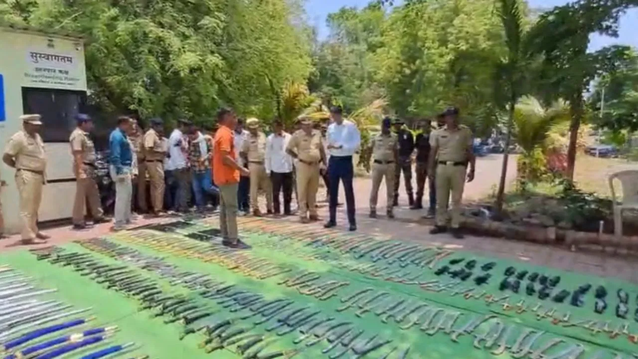 Maharashtra Police Raid: नांदेड़ में भारी मात्रा में तलवारें और खंजर जब्त; 43 लाख की कीमत के 4796 हथियार बरामद, आरोपी गिरफ्तार