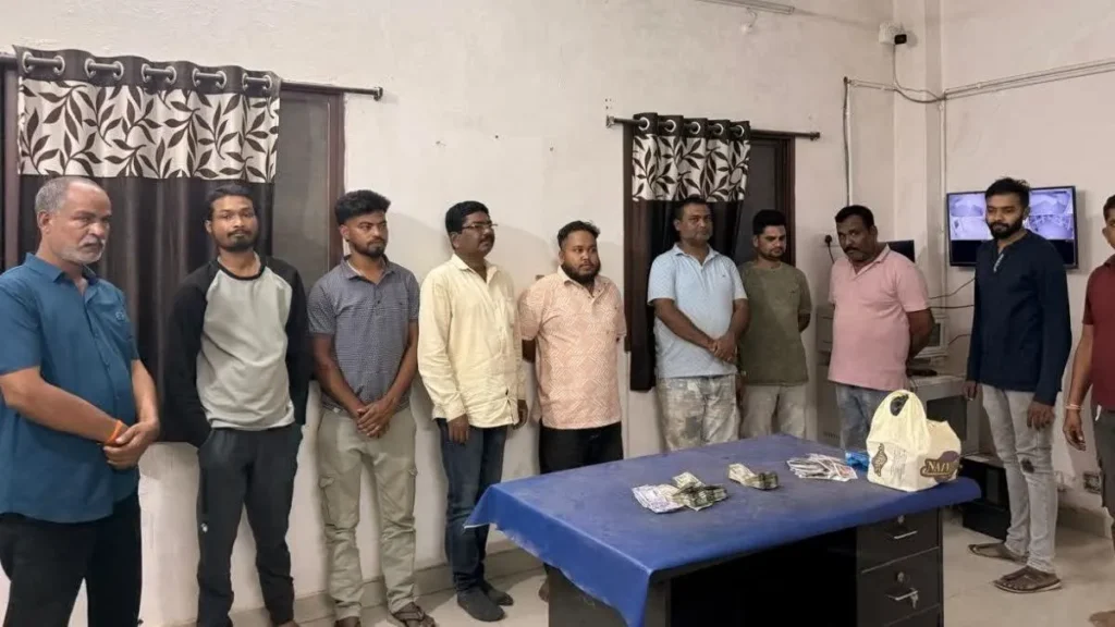 Kukdajhor Police Action: घने जंगल में चल रही थी जुए की बाजी, पुलिस ने दी दबिश तो मची अफरातफरी; 9 दबोचे गए