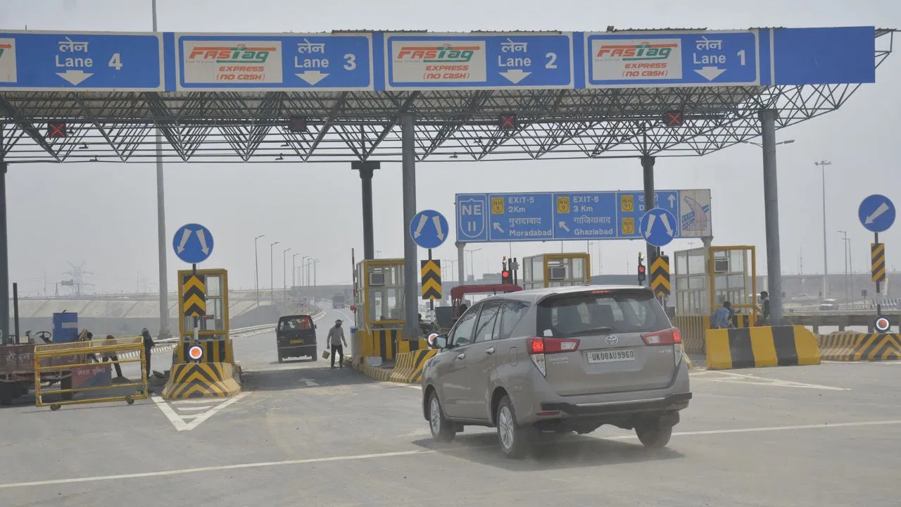 Toll Tax Rules: देश में खत्म होंगे टोल बैरियर, हाईवे पर 120 की स्पीड में कटेगा टैक्स; गुजरात से शुरुआत