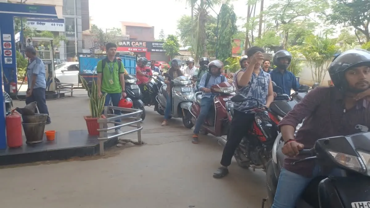 Jharkhand Fuel Crisis: अमेरिका-ईरान युद्ध का असर, झारखंड में पेट्रोल-डीजल की किल्लत; पीएम की अपील पर सियासत तेज