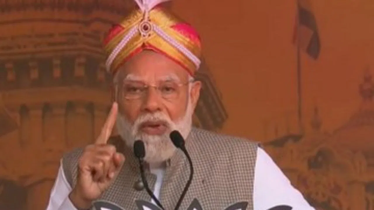 PM Modi in Bengaluru: “कांग्रेस सत्ता की भूखी है!” बेंगलुरु में पीएम मोदी का वार— कहा, मौका मिलते ही DMK की पीठ में घोंपा छुरा