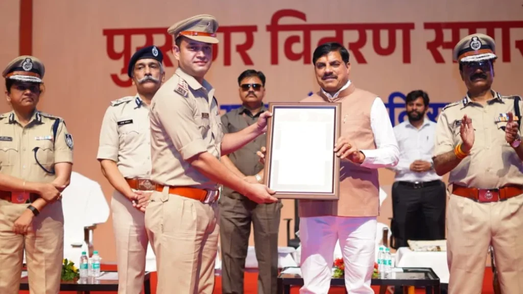 पुलिसकर्मियों के शौर्य का सम्मान: नक्सलवाद पर लगाम कसने वाले 101 जवानों को मिला प्रतिष्ठित केएफ रूस्तमजी अवॉर्ड
