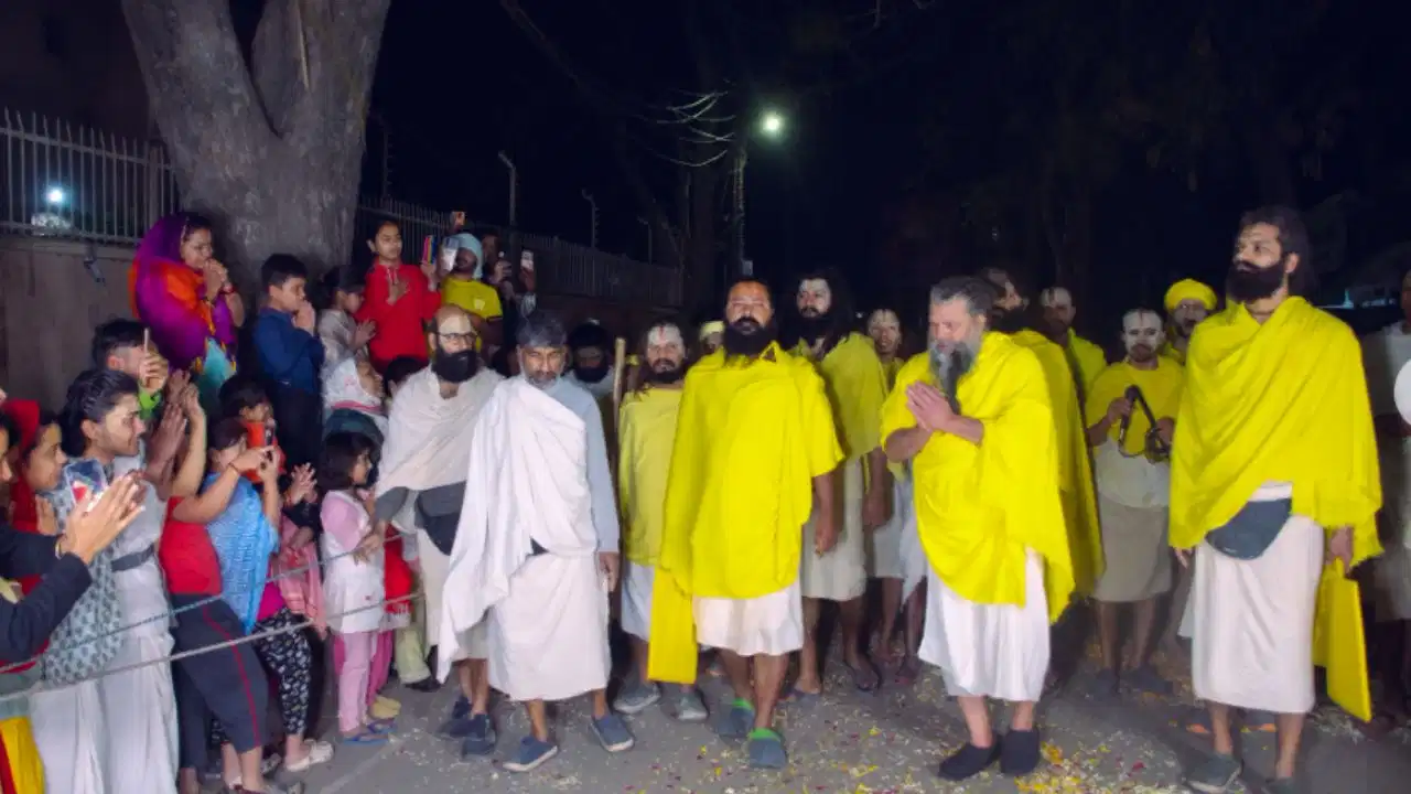 Premanand Maharaj: प्रेमानंद महाराज की प्रातःकालीन पदयात्रा एक बार फिर रुकी, जानें क्या है असली वजह