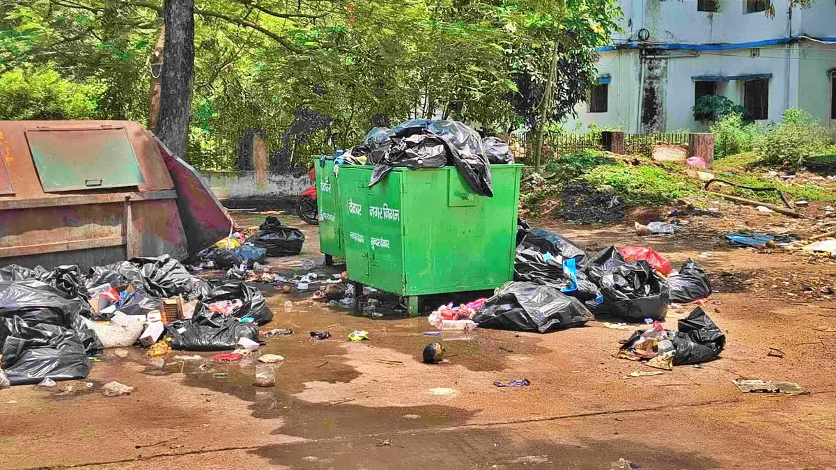 Deoghar News: देवघर सदर अस्पताल में गंदगी का अंबार, कचरे की दुर्गंध से मरीज और परिजन परेशान
