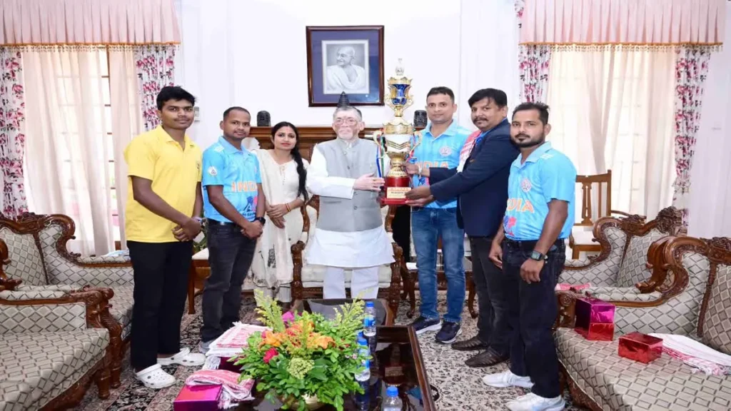Jharkhand Sports: नेपाल में टी-20 सीरीज जीतकर लौटी झारखंड बधिर क्रिकेट टीम; राज्यपाल संतोष गंगवार ने राजभवन में दी बधाई