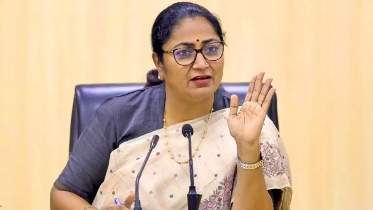 CM Rekha Gupta Inspection: दिल्ली के ई-सब-रजिस्ट्रार ऑफिस में CM का औचक निरीक्षण; अव्यवस्था देख अधिकारियों को लगाई फटकार