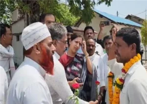 जनसुनवाई में कलेक्टर को ‘बिकाऊ’ कहने वाले किसान पिता-पुत्र रिहा, कांग्रेस ने बग्घी पर निकाला जुलूस