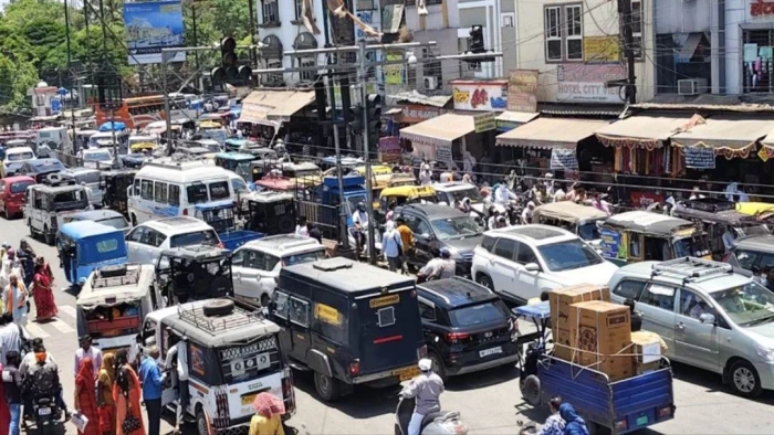 Bhopal Traffic Jam: अयोध्या बायपास पर लगा मीलों लंबा जाम; पेड़ों की कटाई के कारण एक लेन पूरी तरह बंद