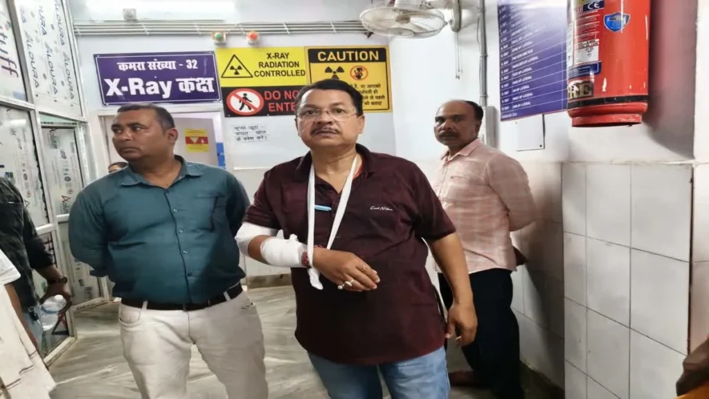 सरेआम गुंडागर्दी! पूर्व भाजपा विधायक के PA पर तलवार से हमला, खून से लथपथ हालत में अस्पताल में भर्ती