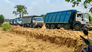 MCB News: घटई की ओदारी नदी में अवैध रेत उत्खनन पर फूटा ग्रामीणों का गुस्सा, प्रशासन ने जब्त की पोकलेन और 9 हाइवा