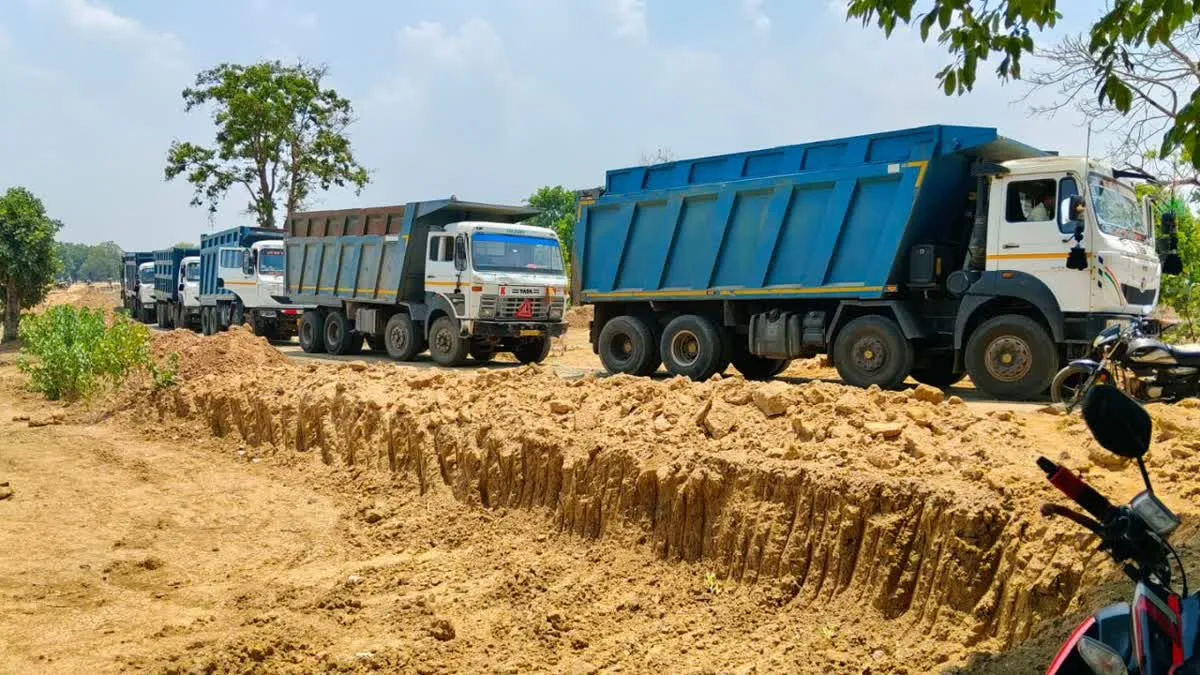 MCB News: घटई की ओदारी नदी में अवैध रेत उत्खनन पर फूटा ग्रामीणों का गुस्सा, प्रशासन ने जब्त की पोकलेन और 9 हाइवा