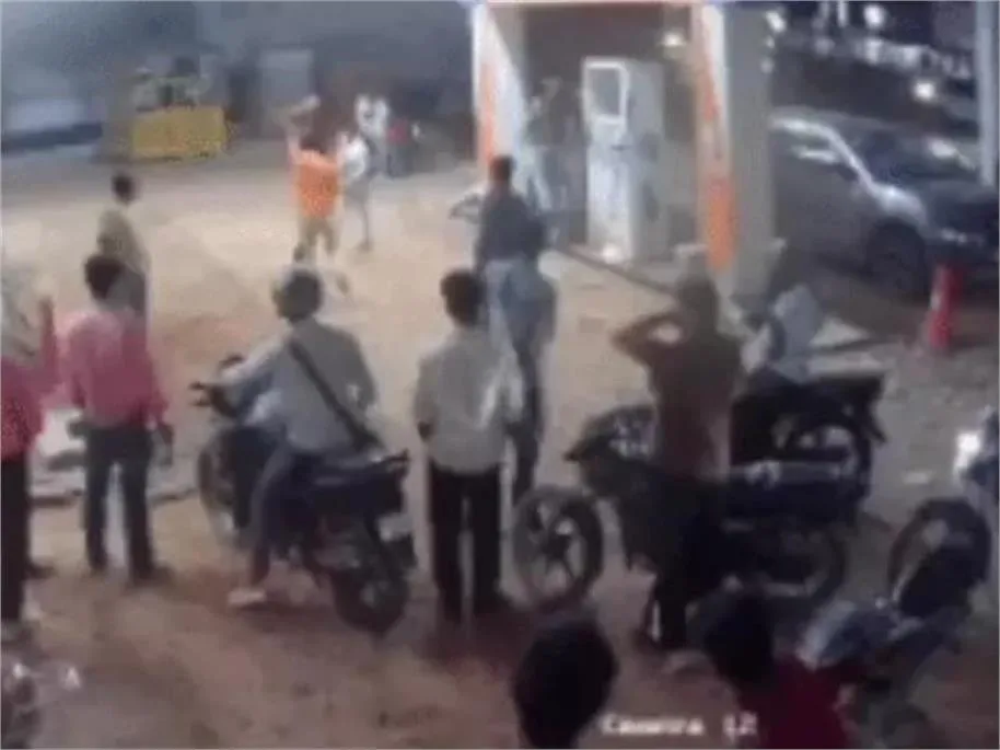 Faridabad Petrol Pump Fight: फरीदाबाद में पहले तेल डलवाने को लेकर विवाद; दबंगों ने पंप कर्मचारी को बेरहमी से पीटा
