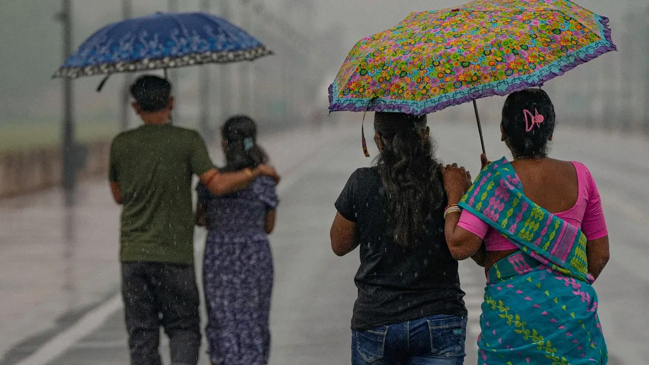 Delhi Weather Alert: दिल्ली-NCR में फिर बदलेगा मौसम; 24 घंटे में बारिश की चेतावनी, हिमाचल में बर्फबारी और यूपी-बिहार में भी अलर्ट