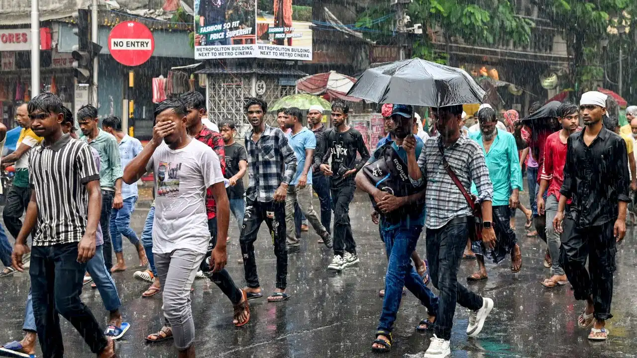 Weather Update: दिल्ली-यूपी सहित उत्तर भारत में झमाझम बारिश का अलर्ट; आंधी और ओलावृष्टि से गिरेगा पारा
