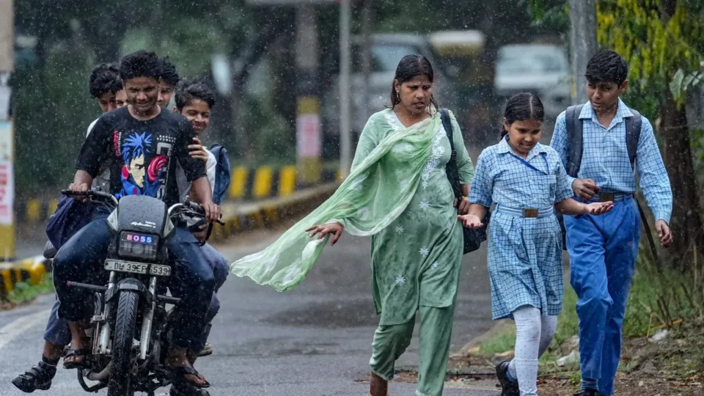 Weather Update Today: यूपी-बिहार और एमपी में बारिश के आसार; राजस्थान में भीषण हीटवेव का अलर्ट, जानें दिल्ली-NCR का हाल