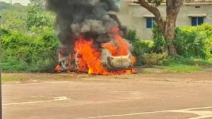 Car Fire Incident NH-33: हजारीबाग से रांची जा रही कार में अचानक लगी आग; परिवार के चार सदस्य सुरक्षित