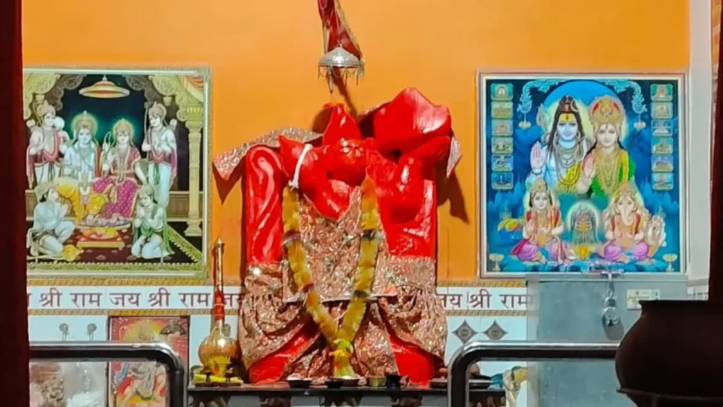 Kawardha News: हनुमान मंदिर में बड़ी चोरी, भगवान का चांदी का मुकुट ले उड़े चोर, भक्तों में भारी आक्रोश