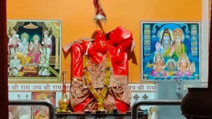 Kawardha News: हनुमान मंदिर में बड़ी चोरी, भगवान का चांदी का मुकुट ले उड़े चोर, भक्तों में भारी आक्रोश