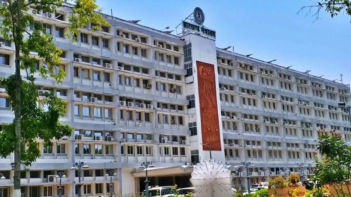 Jharkhand News: सरकारी कर्मचारियों के लिए बड़ी खुशखबरी; अब एक महीने का वेतन मिलेगा अग्रिम, जानें नियम