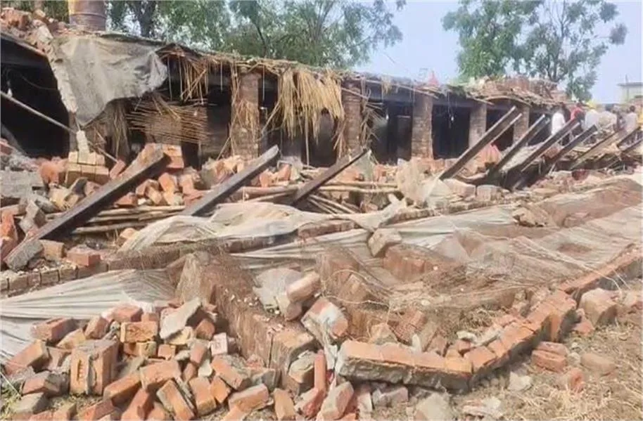 Gurdaspur Storm News: दीनानगर में तूफान का कहर; दो मंजिला पोल्ट्री फार्म ढहा, लाखों का नुकसान और मलबे में दबे हजारों जानवर