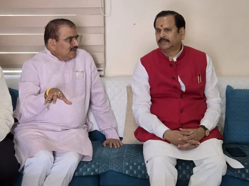 BJP Prashikshan Abhiyan 2026: प्रदेश प्रभारी डॉ. महेंद्र सिंह का खंडवा-बुरहानपुर दौरा, भोसली में सुना ‘मन की बात’ कार्यक्रम