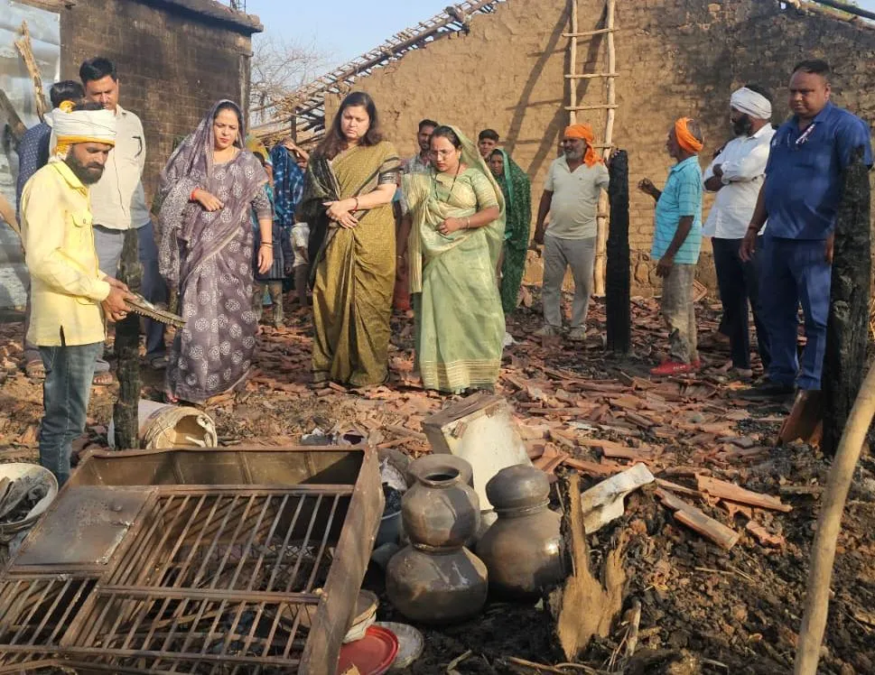 Naharmal Fire Incident: नाहरमाल अग्निकांड के पीड़ितों से मिलीं विधायक छाया मोरे, समाजसेवियों ने भी बढ़ाई मदद