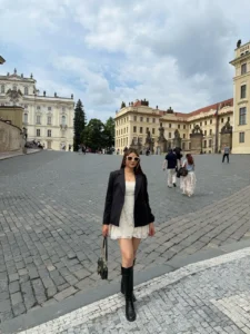 Sejal Sharma in Prague: कान्स फिल्म फेस्टिवल के बाद प्राग की वादियों में सुकून के पल बिता रहीं अभिनेत्री सेज़ल शर्मा