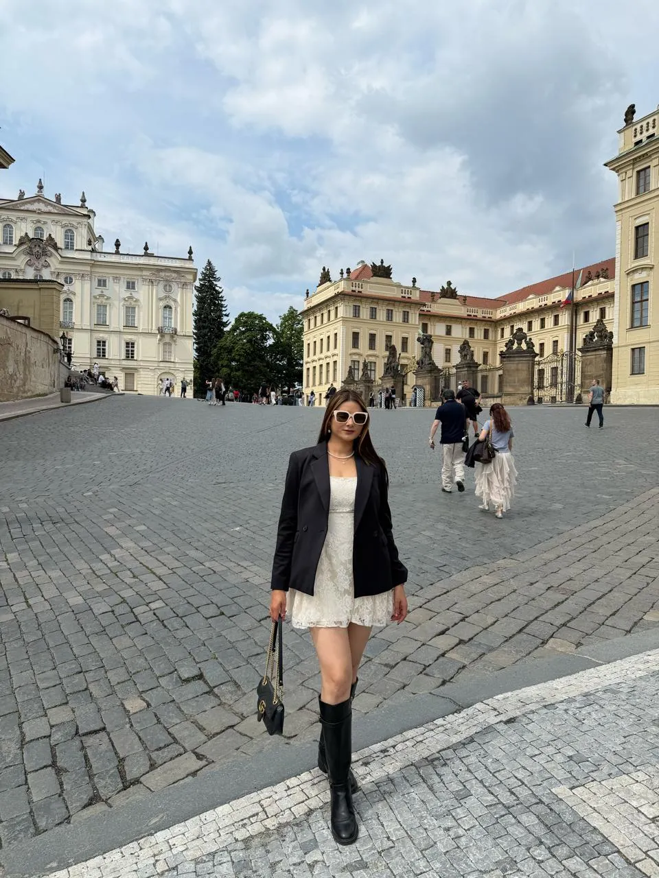 Sejal Sharma in Prague: कान्स फिल्म फेस्टिवल के बाद प्राग की वादियों में सुकून के पल बिता रहीं अभिनेत्री सेज़ल शर्मा