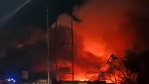 Bhopal Fire News: भोपाल के हलालपुर पटाखा मार्केट में भीषण आग; धमाकों से गूंजा इलाका, बाल-बाल टली बड़ी दुर्घटना