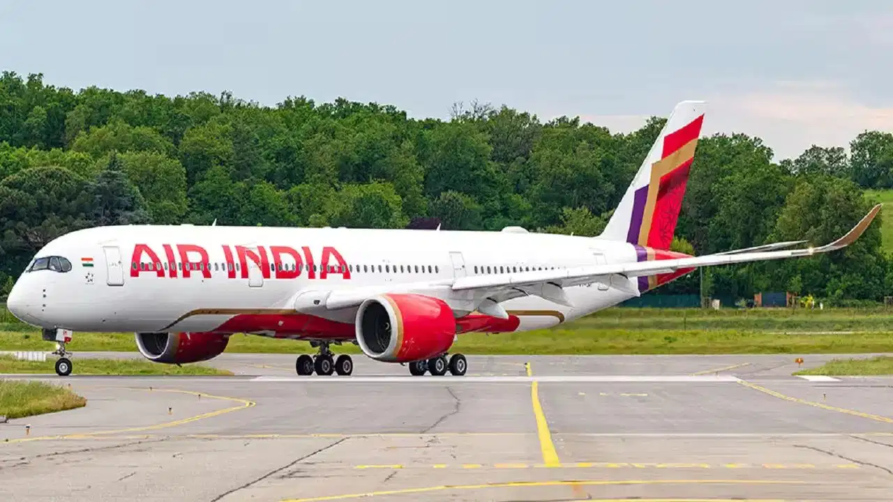 Delhi Airport News: दिल्ली एयरपोर्ट पर बड़ा हादसा; तेज हवाओं के कारण एयर इंडिया के 3 विमान क्षतिग्रस्त