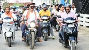 बिलासपुर: डिप्टी सीएम अरुण साव स्कूटी पर निकले शहर के निरीक्षण पर, विकास कार्यों में लापरवाही पर दिए सख्त निर्देश