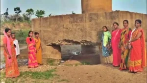 Khunti News: अवैध बालू उत्खनन से गिरा जर्जर पुल; गनालोया गांव की महिलाओं ने छेड़ा ‘पुल बचाओ अभियान’