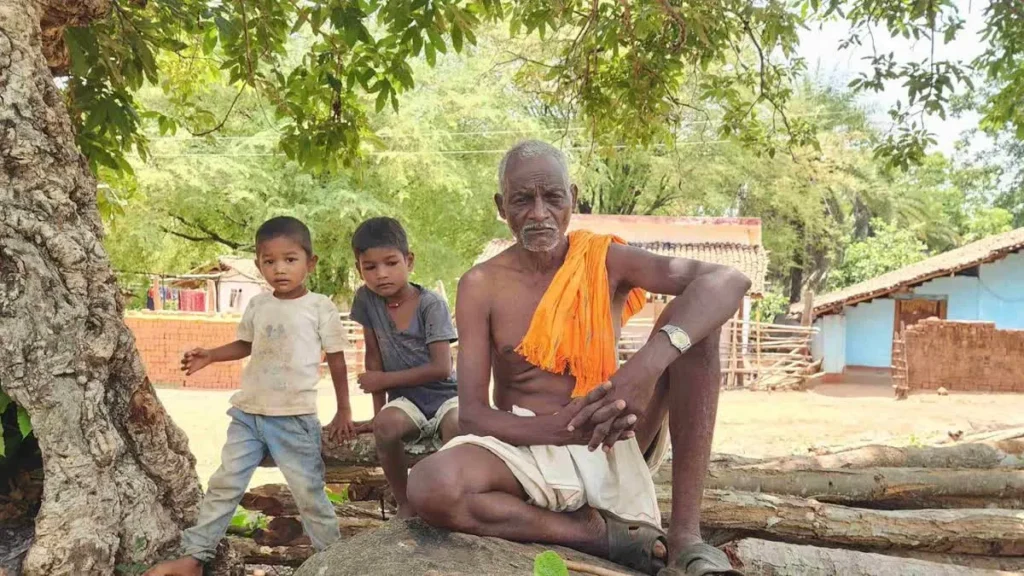 Jagdalpur News: पटवारी की मनमानी! कागजात के नाम पर गरीबों से ऐंठे लाखों, बैल तक बिकवाए; ग्रामीणों ने खोला मोर्चा