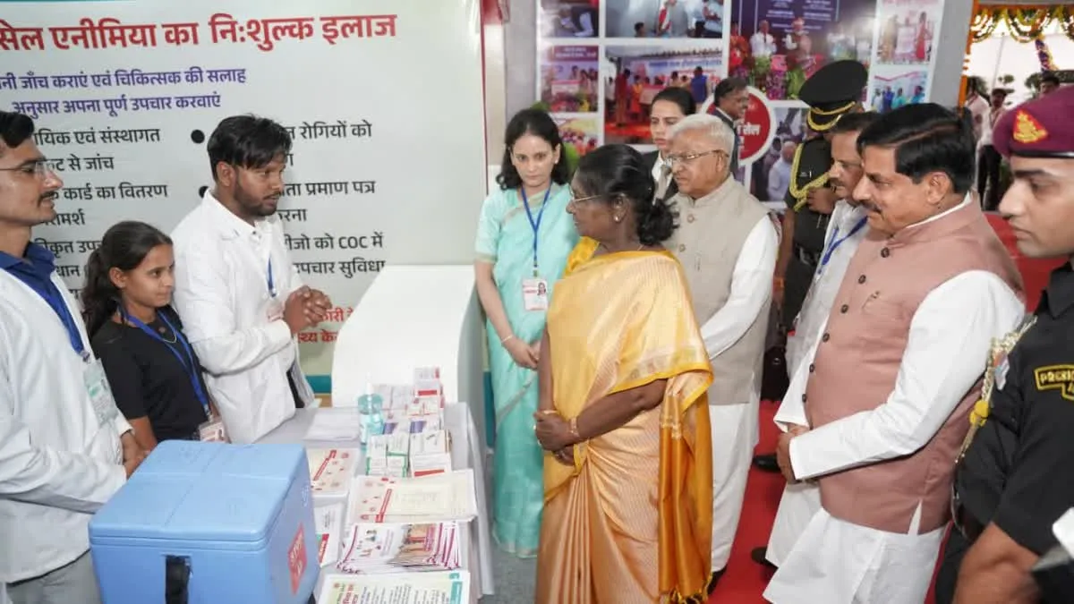 Omkareshwar News: सिकल सेल एनीमिया के खिलाफ जंग; राष्ट्रपति द्रौपदी मुर्मु ने प्रदर्शनी का लिया जायजा, विवाह पूर्व जांच पर दिया जोर