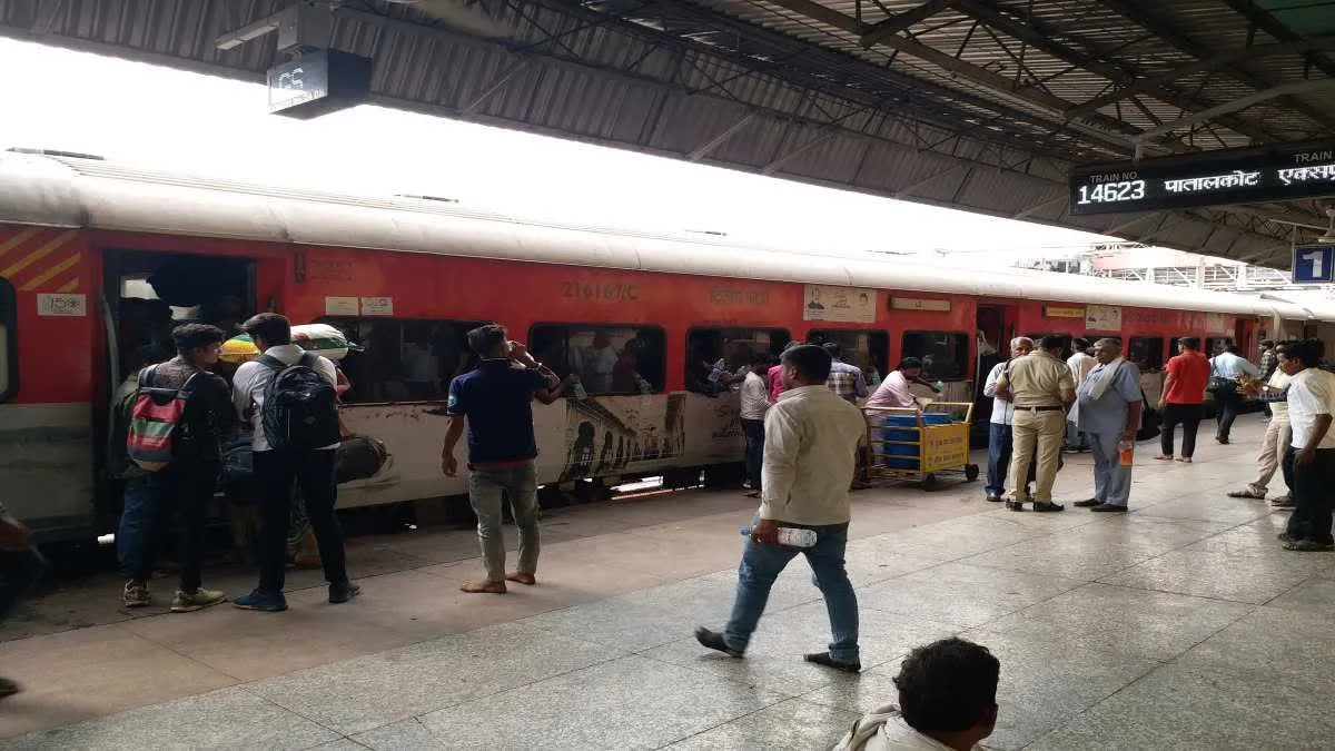 New Railway Rules 2026: ट्रेनों में धूम्रपान, गंदगी और बिना टिकट यात्रा करना पड़ेगा भारी; रेलवे ने जुर्माने की राशि बढ़ाई