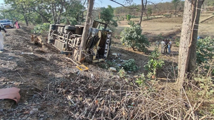 Mandla Bus Accident: मंडला में यात्रियों से भरी बस पलटी; छत्तीसगढ़ के दुर्ग से वृंदावन जा रहे 27 तीर्थयात्री घायल