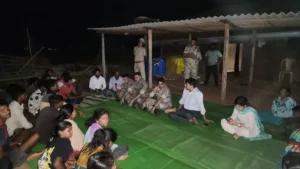 Bijapur News: मट्टी मरका गांव में कलेक्टर की रात्रिकालीन चौपाल; ग्रामीणों की सुनी समस्याएं और विकास के लिए बनाई रणनीति