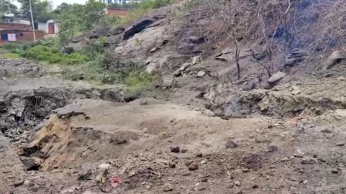 Bokaro Land Subsidence: बेरमो कोयलांचल में अचानक धंसी जमीन; नीचे धधक रही आग, लोगों में दहशत
