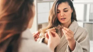 Broken Hair Vastu Tips: क्या टूटे बालों को इधर-उधर फेंकना अशुभ है? जानें इसके पीछे का ज्योतिषीय कारण