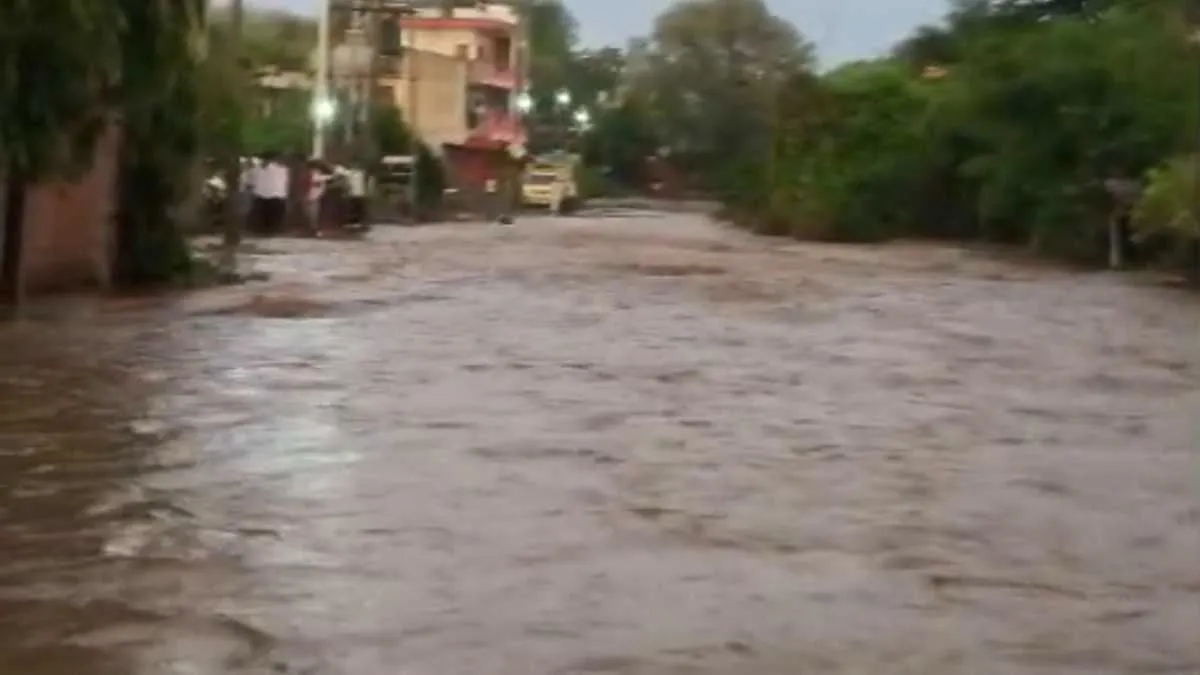 Burhanpur News: झमाझम बारिश से बुरहानपुर-अंकलेश्वर नेशनल हाईवे बना दरिया; वाहनों की लगी लंबी कतार