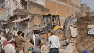 Chhatarpur News: छतरपुर में PWD का चला बुलडोजर; अतिक्रमण हटाने को लेकर प्रशासन और हिंदू संगठनों में तनातनी