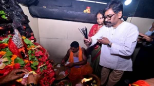 Hemant Soren in Deori Temple: मुख्यमंत्री हेमंत सोरेन ने पत्नी कल्पना सोरेन के साथ की मां दिउड़ी की विशेष पूजा