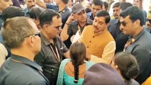 CM Mohan Yadav Indore Visit: मुआवजा कम मिलने पर महिला ने रोते हुए सीएम के पैर पकड़े; कलेक्टर को दिए जांच के निर्देश